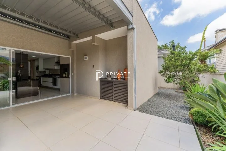 Casa contemporânea em condomínio clube: sofisticação, exclusividade e conforto.