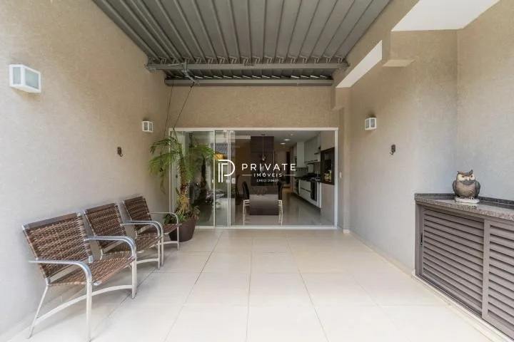 Casa contemporânea em condomínio clube: sofisticação, exclusividade e conforto.