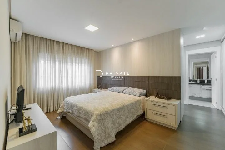 Casa contemporânea em condomínio clube: sofisticação, exclusividade e conforto.