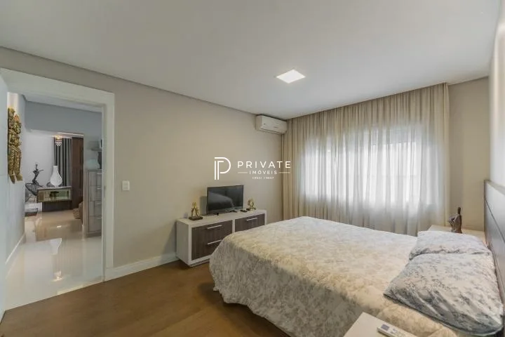 Casa contemporânea em condomínio clube: sofisticação, exclusividade e conforto.