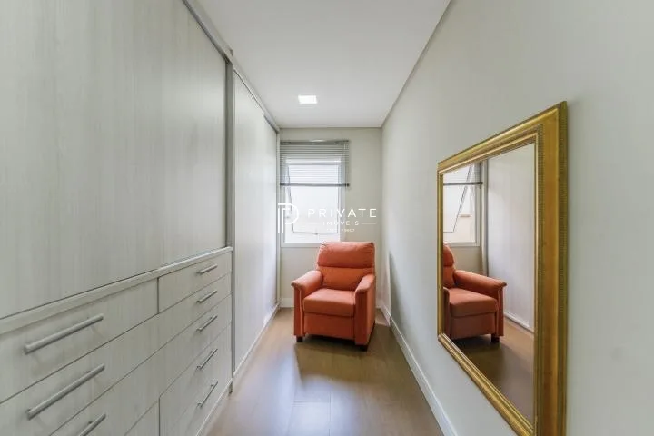 Casa contemporânea em condomínio clube: sofisticação, exclusividade e conforto.