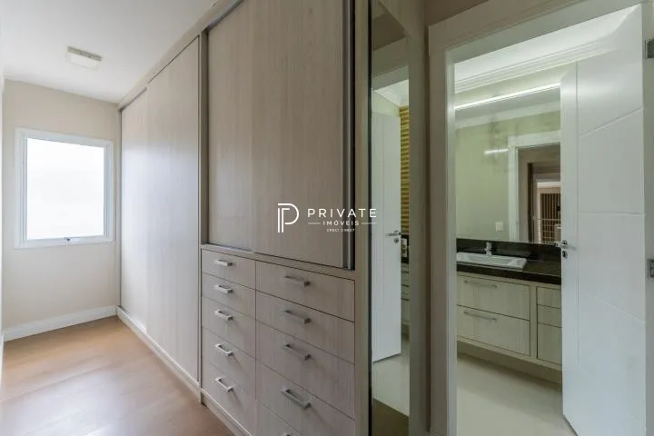 Casa contemporânea em condomínio clube: sofisticação, exclusividade e conforto.