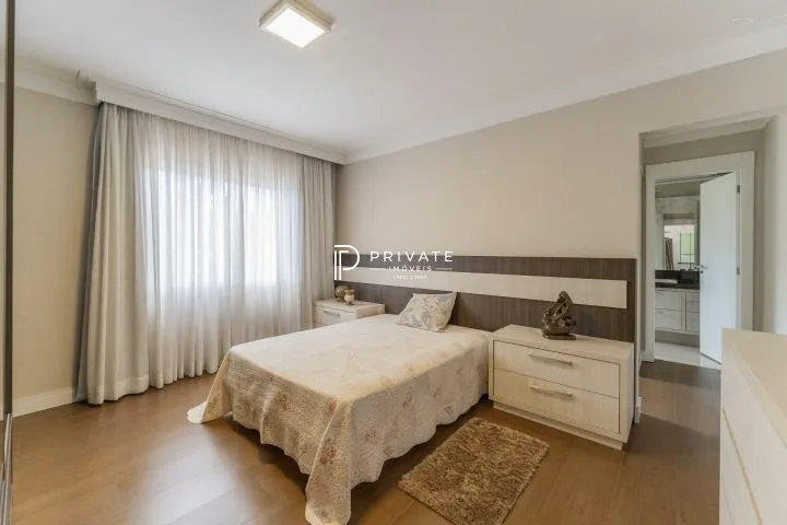 Casa contemporânea em condomínio clube: sofisticação, exclusividade e conforto.