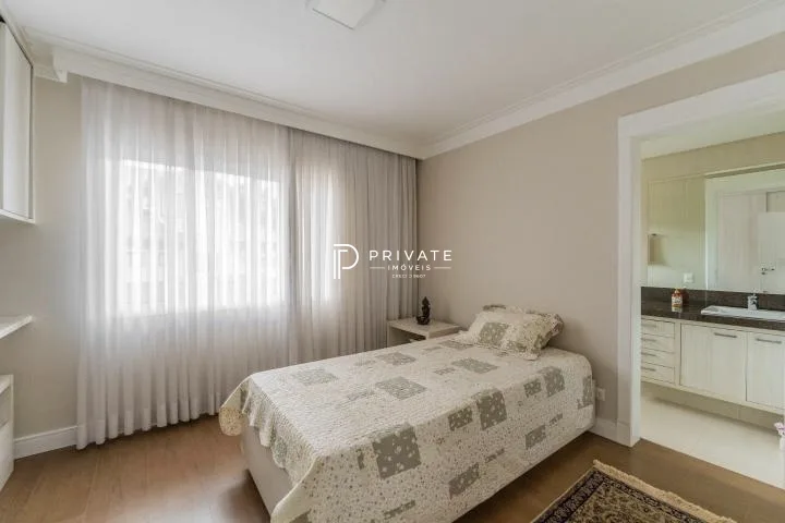 Casa contemporânea em condomínio clube: sofisticação, exclusividade e conforto.