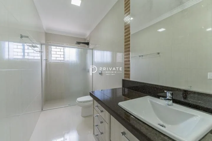 Casa contemporânea em condomínio clube: sofisticação, exclusividade e conforto.