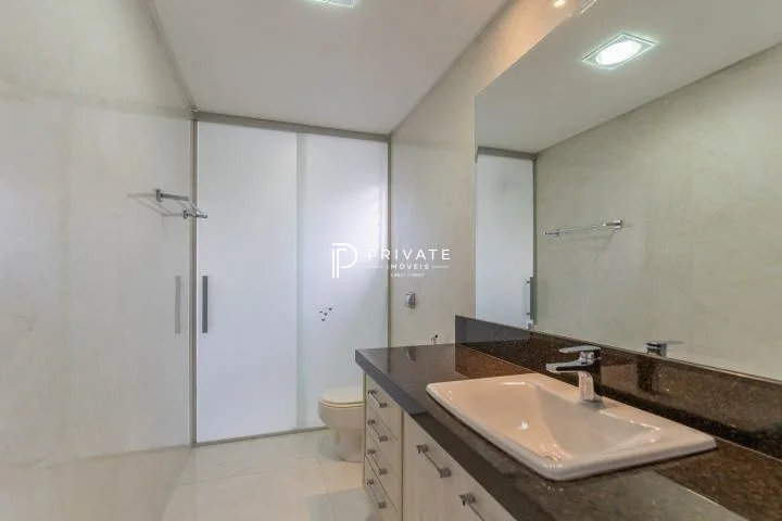 Casa contemporânea em condomínio clube: sofisticação, exclusividade e conforto.