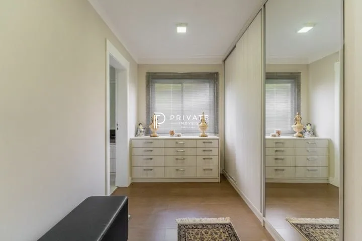 Casa contemporânea em condomínio clube: sofisticação, exclusividade e conforto.