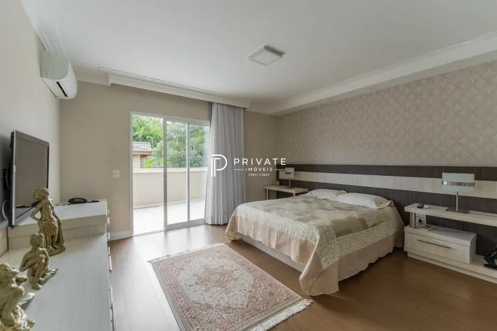 Casa contemporânea em condomínio clube: sofisticação, exclusividade e conforto.