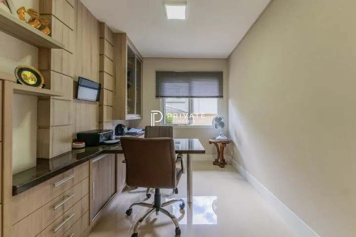 Casa contemporânea em condomínio clube: sofisticação, exclusividade e conforto.