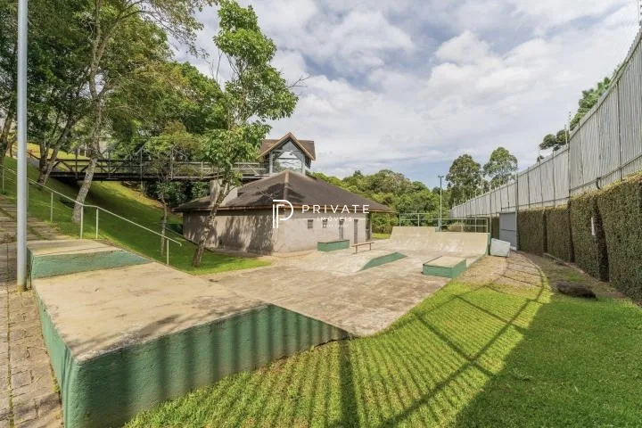 Casa contemporânea em condomínio clube: sofisticação, exclusividade e conforto.