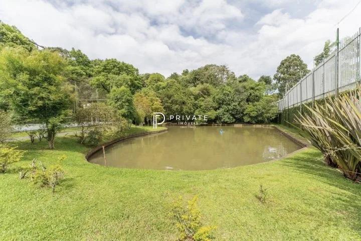Casa contemporânea em condomínio clube: sofisticação, exclusividade e conforto.