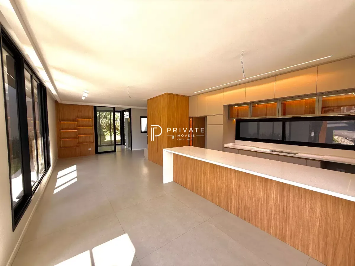 Casa contemporânea com arquitetura autoral, jardim privativo e 3 suítes