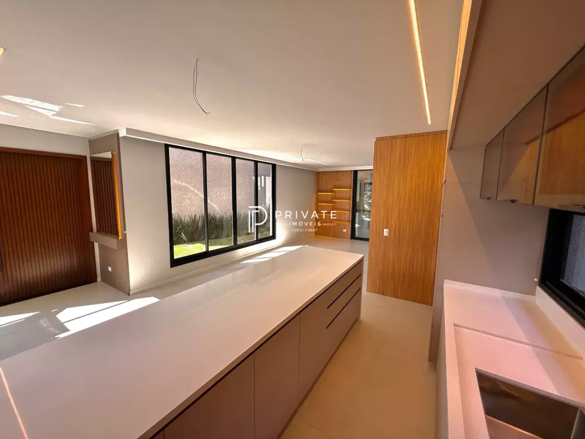 Casa contemporânea com arquitetura autoral, jardim privativo e 3 suítes