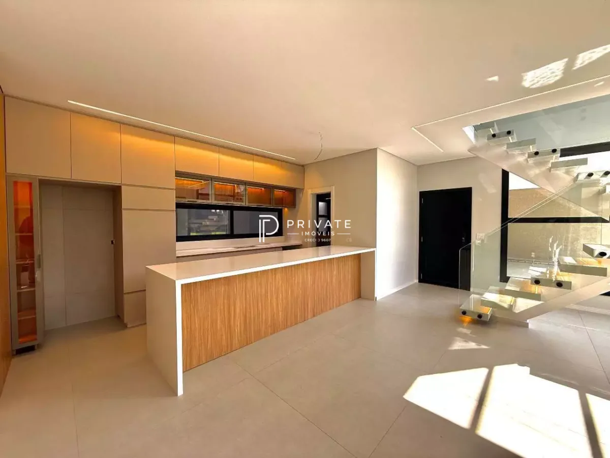 Casa contemporânea com arquitetura autoral, jardim privativo e 3 suítes