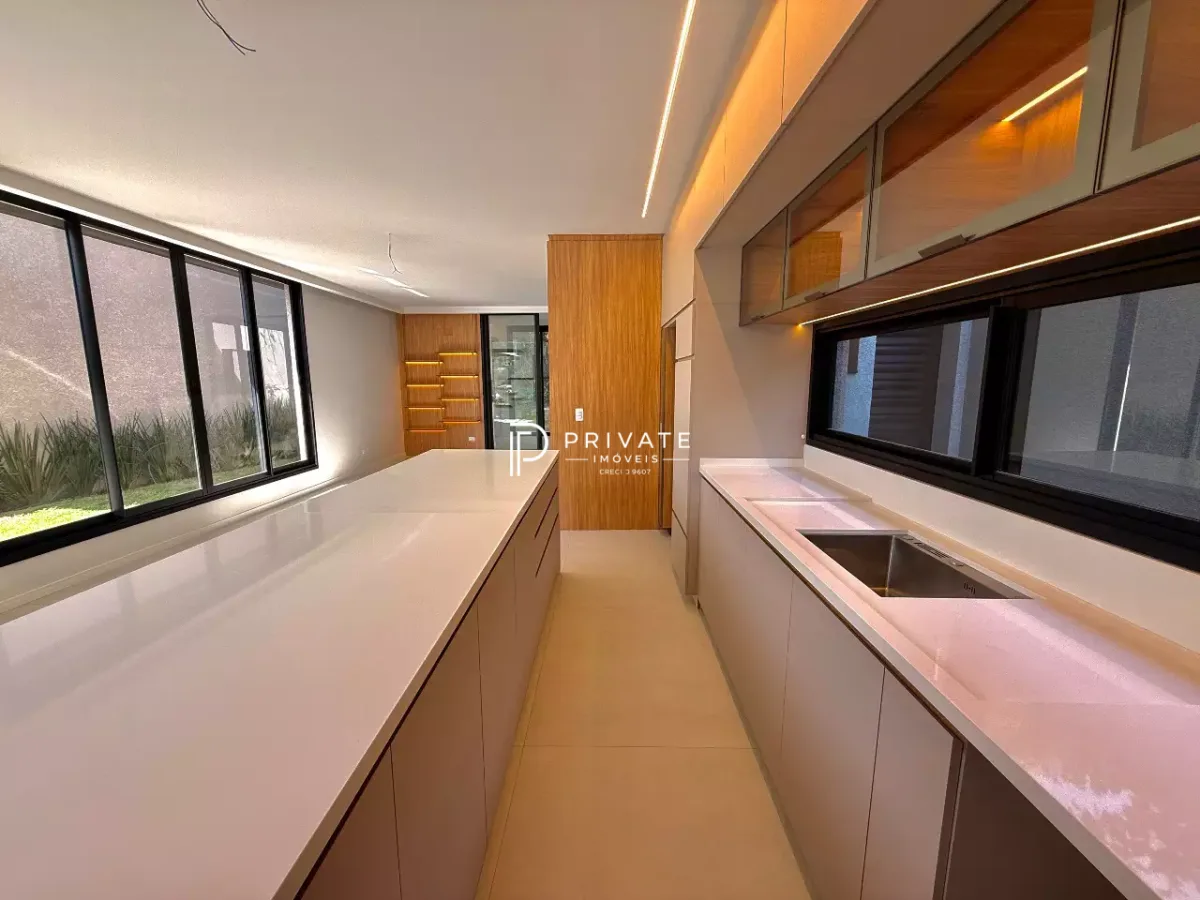Casa contemporânea com arquitetura autoral, jardim privativo e 3 suítes