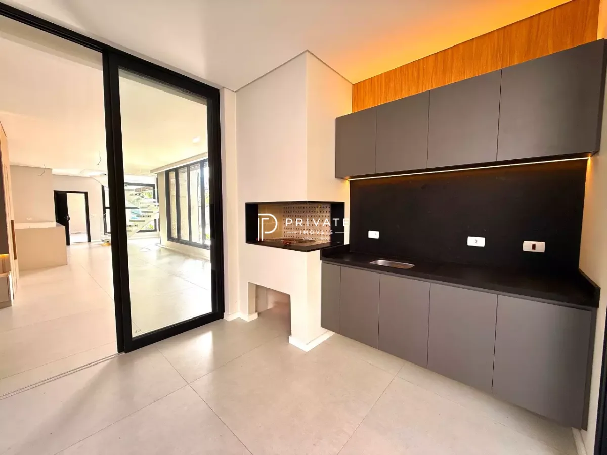 Casa contemporânea com arquitetura autoral, jardim privativo e 3 suítes