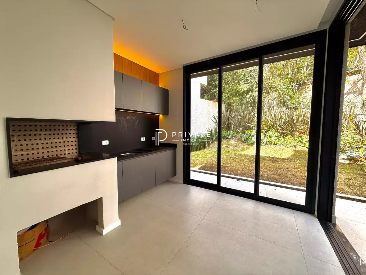 Casa contemporânea com arquitetura autoral, jardim privativo e 3 suítes