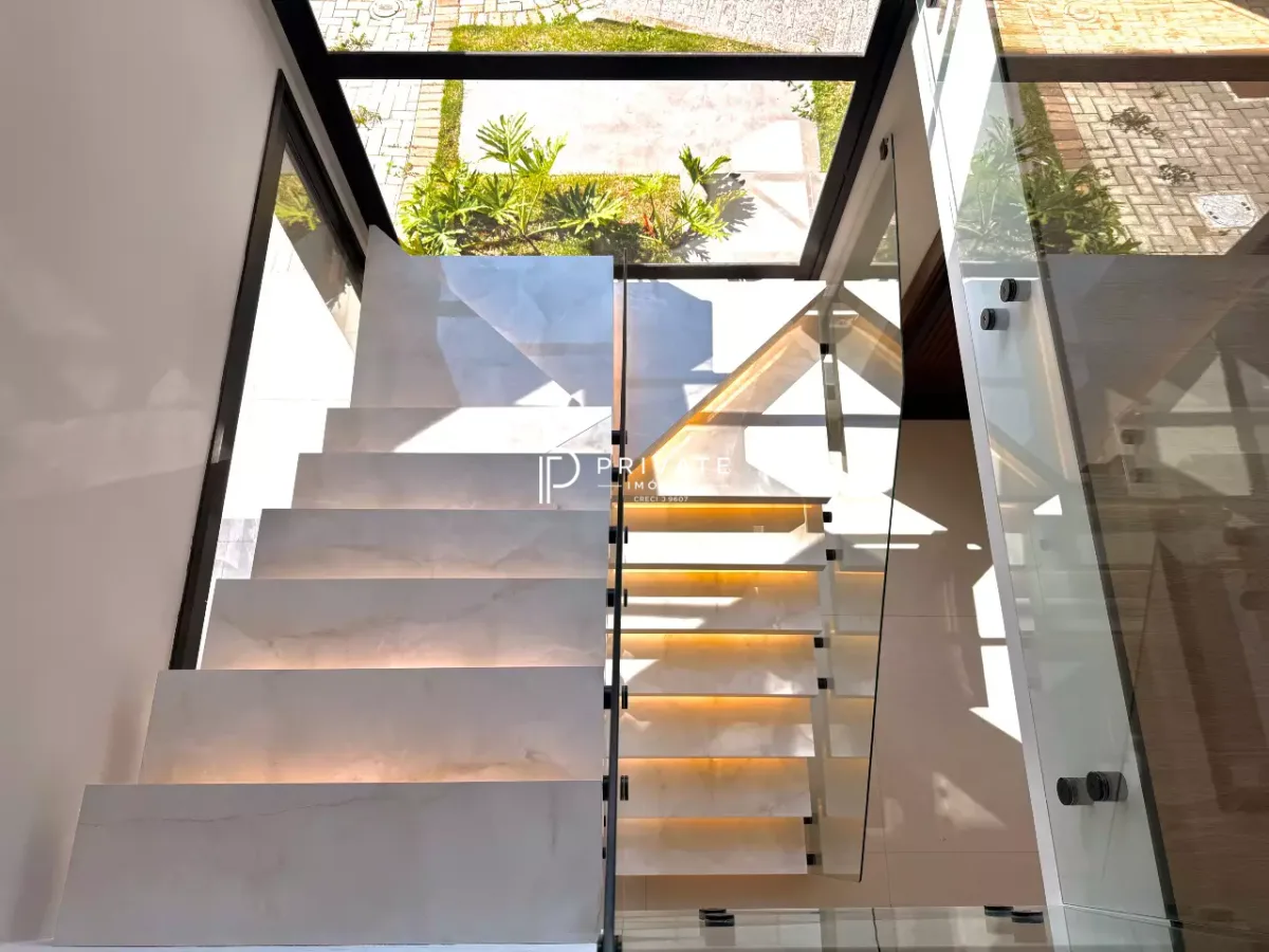 Casa contemporânea com arquitetura autoral, jardim privativo e 3 suítes